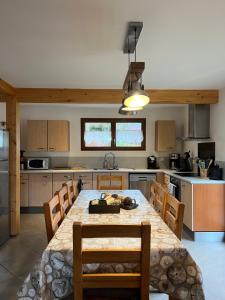 Kuchyňa alebo kuchynka v ubytovaní Casa de Monzel with 6-Person Jacuzzi & Panoramic View