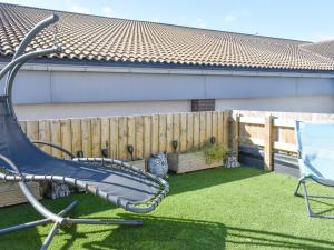 un columpio en un patio junto a una valla en The Hawthorns en Seaham