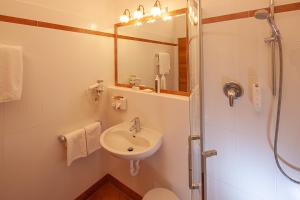 マルレンゴにあるAnsitz Waldner Oberwirtのバスルーム(シンク、シャワー、トイレ付)
