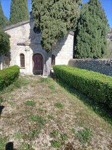 Ogród w obiekcie A deux pas d'Avignon