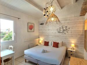 Hôtel Île de Lumière客房内的一张或多张床位
