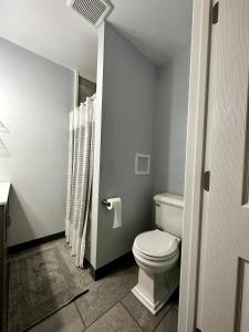 e bagno con servizi igienici bianchi e doccia. di Sonia's Guest Suite in Montesano-Gateway to Olympic National Park a Montesano