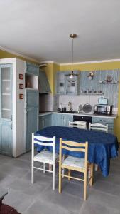 una cucina con tavolo e sedie blu di Anthic 7 Apartment 3 a Sozopol