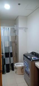 ein Bad mit einer Dusche, einem WC und einem Waschbecken in der Unterkunft Family freindly 2 bedroom condo at Vine Residences in Manila