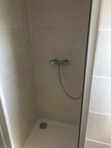 een douche met een glazen deur in de badkamer bij Logement - Les Epesses in Les Épesses