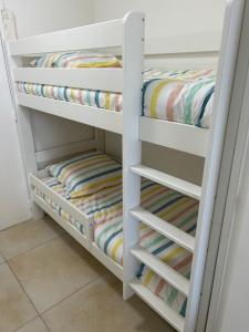 Łóżko lub łóżka w pokoju w obiekcie Joli Studio à Sanary-sur-Mer