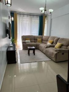 een woonkamer met een bank en een tafel bij Comfortplace 2 bedroom in Kericho