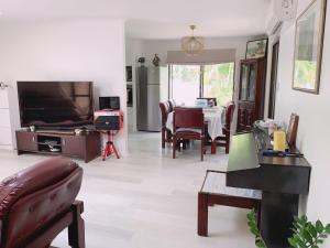salon z kanapą, stołem i telewizorem w obiekcie Home Away From Home-(Room1&2) w mieście Gold Coast