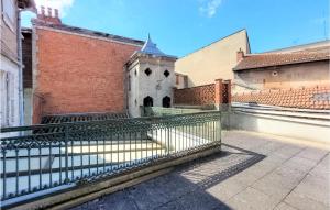 widok na dziedziniec budynku z ogrodzeniem w obiekcie Beautiful Apartment In Saint-Dizier w mieście Saint-Dizier