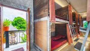 Palanda nebo palandy na pokoji v ubytování Peanut House