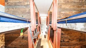 Palanda nebo palandy na pokoji v ubytování Peanut House