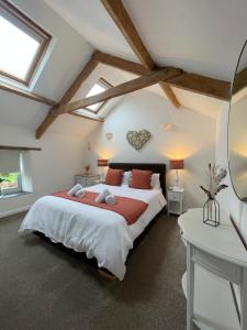 a bedroom with a large bed with a red blanket at Idyllic country cottage near Wells in Wells