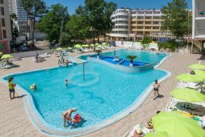 Bazén v ubytování Mercury Hotel-Premium All Inclusive nebo v jeho okolí