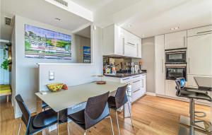 O bucătărie sau chicinetă la Cozy Apartment In Vallauris With Wifi
