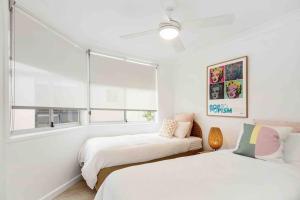 Ένα ή περισσότερα κρεβάτια σε δωμάτιο στο Blush on Broadbeach- beachside and pet friendly, 3rd floor walk up +34 φωτογραφίες