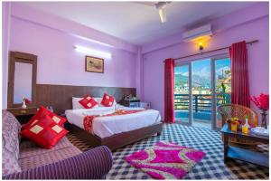 Postel nebo postele na pokoji v ubytování Hotel Tulip Pokhara Inn