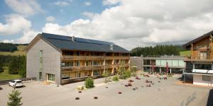 an aerial view of a building with a courtyard at Almhotel Hochhäderich in Riefensberg