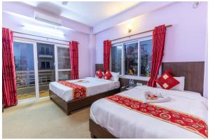 Postel nebo postele na pokoji v ubytování Hotel Tulip Pokhara Inn
