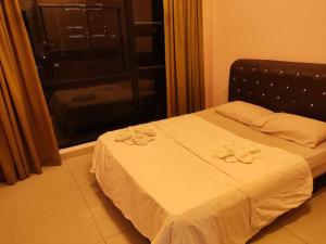 サイバージャヤにあるHB1006-One Bedroom-Wifi-Netflix-Parking-Cyberjaya, 3059のベッドルーム1室(ベッド1台、タオル2枚付)