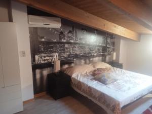 1 dormitorio con 1 cama con pared negra en Casalborsetti Porto Reno, en Casal Borsetti