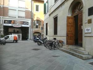a group of bikes parked on the side of a building at Le logge in Pisa