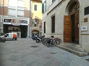 un gruppo di biciclette parcheggiate sul lato di un edificio di Le logge a Pisa
