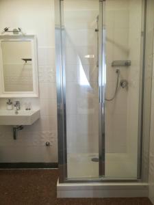 W łazience znajduje się prysznic i umywalka. w obiekcie Le logge w Pizie