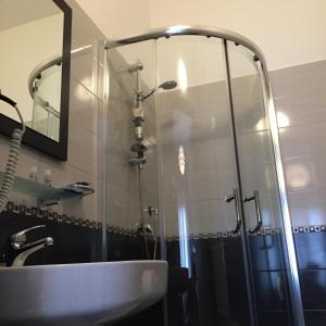 uma casa de banho com um chuveiro e um lavatório. em B&B Villa Magna Grecia em Lazzaro