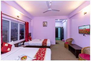 Postel nebo postele na pokoji v ubytování Hotel Tulip Pokhara Inn