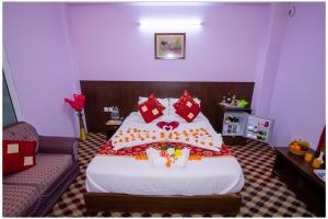 Postel nebo postele na pokoji v ubytování Hotel Tulip Pokhara Inn