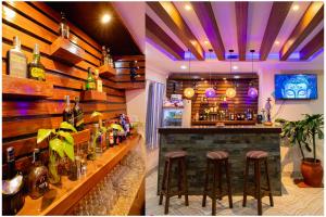 eine Bar mit Hockern in einem Zimmer mit Holzwänden in der Unterkunft Hotel Tulip Pokhara Inn in Pokhara