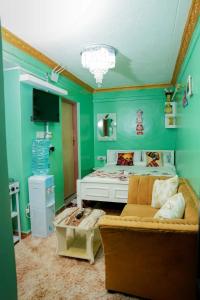 - une chambre avec un lit et un canapé dans l'établissement GEOLYN AIRBNB Naivasha, à Naivasha