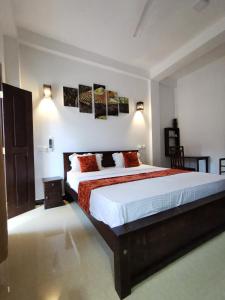 um quarto com uma cama grande num quarto em Weligama Watergate em Weligama