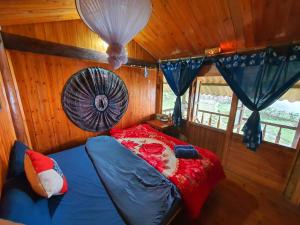 ein Schlafzimmer mit einem Bett in einem Holzzimmer in der Unterkunft La Beauté Sa Pa in Sa Pa