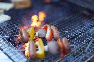 a bunch of hot dogs and vegetables on a grill at ヒュッテ・ボーデン in Komoro