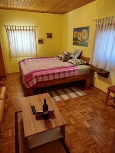 Un dormitorio con una cama y una mesa. en Apartmaji Alenka, en Bled