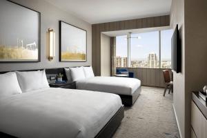 Postel nebo postele na pokoji v ubytování JW Marriott Edmonton ICE District