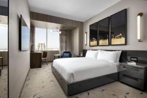 Postel nebo postele na pokoji v ubytování JW Marriott Edmonton ICE District