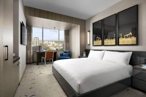 Postel nebo postele na pokoji v ubytování JW Marriott Edmonton ICE District