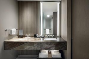 Koupelna v ubytování JW Marriott Edmonton ICE District