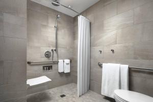 Koupelna v ubytování JW Marriott Edmonton ICE District