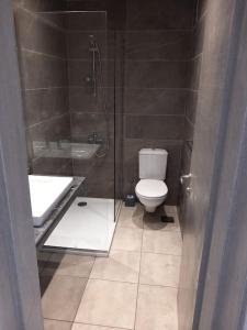 une salle de bains avec douche, toilettes et lavabo dans l'établissement chalet 2 bedroom il Monte Galala al ain sokhna CH161-1-4, à Ain Sokhna