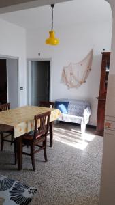 een woonkamer met een houten tafel en een bank bij La casa del golfo in Gavorrano