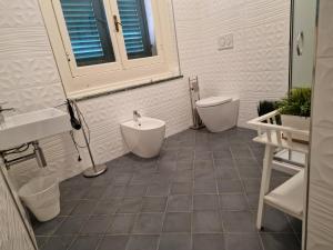 łazienka z toaletą, umywalką i wanną w obiekcie Le logge w Pizie