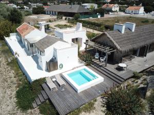 una vista aérea de una casa con piscina en Casas na Lagoa - Carvalhal, en Carvalhal