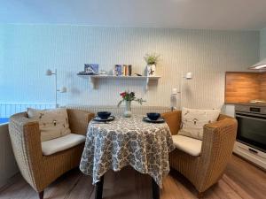 a living room with a table and two chairs at Sonnige Souterrain-Ferienwohnung in Sassnitz