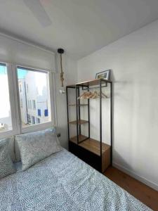 En eller flere senge i et værelse på Marina Beach Aiguadolç Sitges + 27 billeder