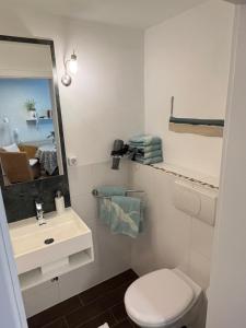 Ένα μπάνιο στο Sonnige Souterrain-Ferienwohnung +16 φωτογραφίες