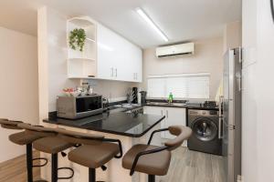 Dapur atau dapur kecil di 67 The Shades - Luxury Apartment in Umhlanga - Airconditioning throughout and Inverter