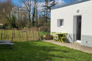 Ogród w obiekcie Gîte Les amoureux de la Baie